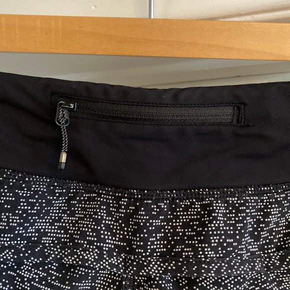LULULEMON SPEED UP SHORT 2.5" SIZE 8 BLACK AND WHITE - Picture 4 of 5